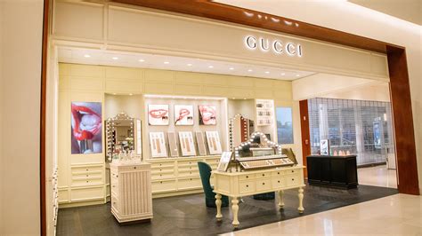 roosevelt field mall gucci